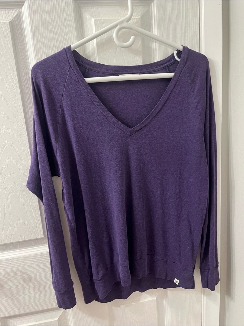 Aritzia TNA Purple V-Neck Long Sleeve Top Size M